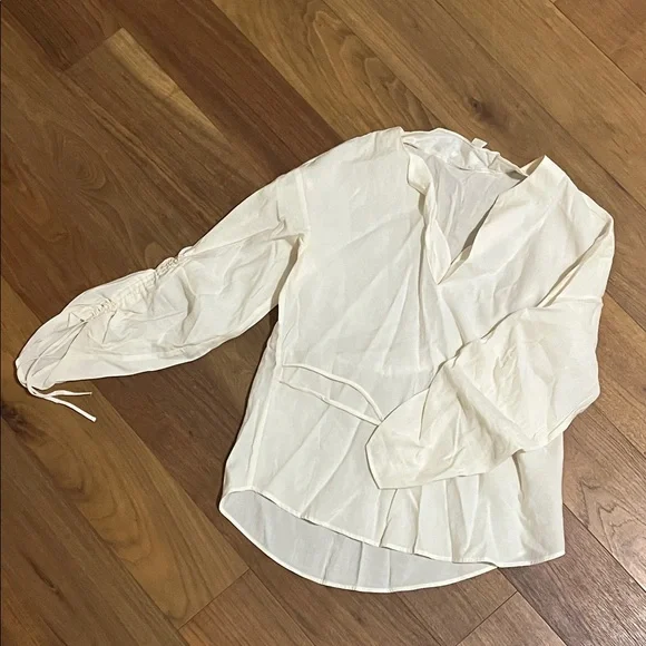 H&M Cream Top - Picture 1 of 2